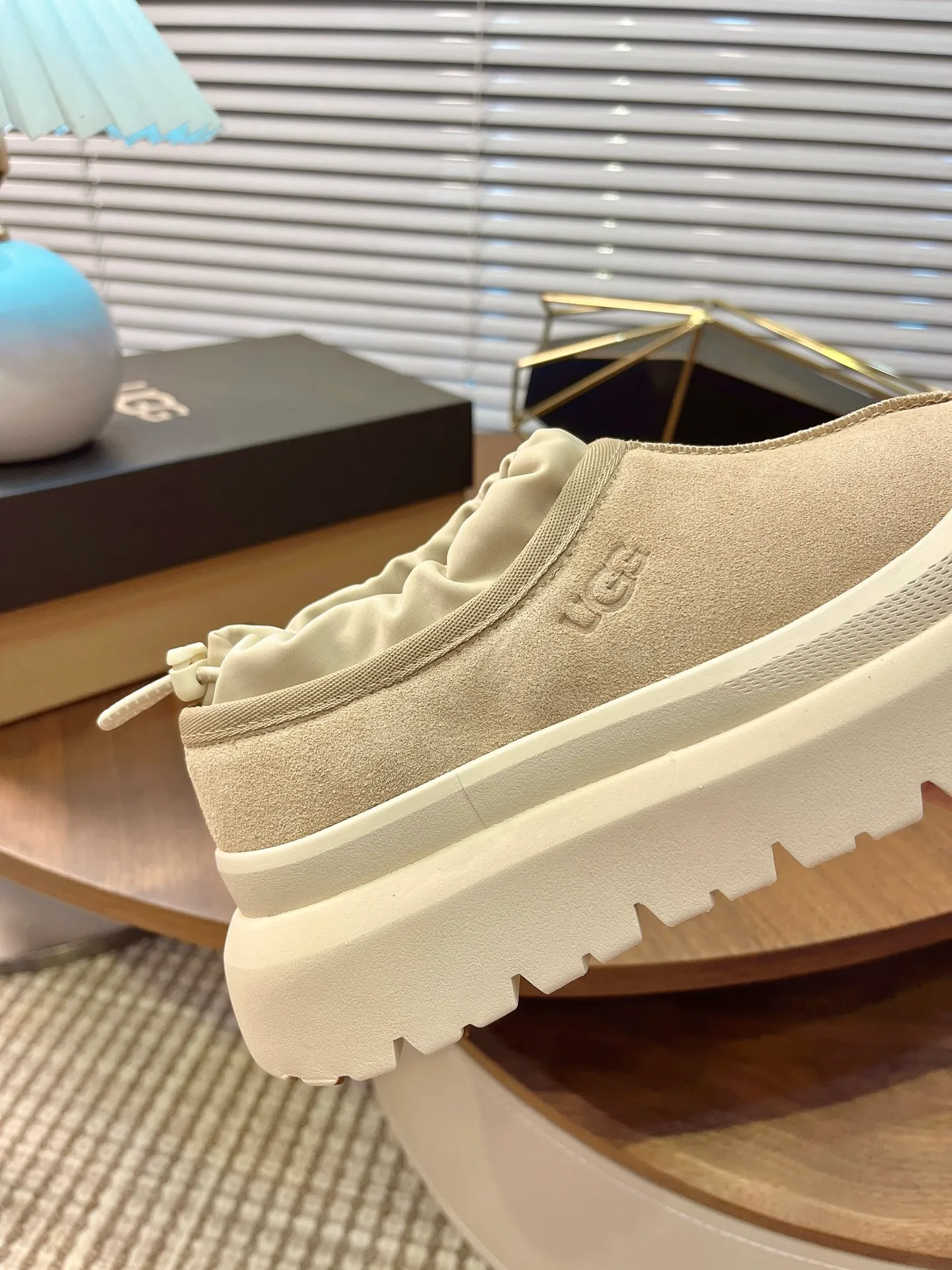 [UGG] P:500💰 Couple shoes Size: 35-44 [Wang Yibo's same style] UGG2025 new winter style Tasman fashion shoes for men and women 1144096 Ugg new fur shoes for autumn and winter, snow boots, same style for men and women ~ Handsome slip-on, lazy shoes, super easy to put on and take off ~ Suede cowhide fabric ~The soles are molded from original soles, not cheap rubber foam, but made of modern material. The characteristics of this material are that it is light, wear-resistant and non-slip. The outsole has a clear logo imprint, which is comparable to that of a store~